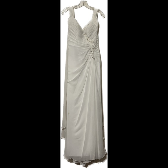Beautiful Classic Hollywood Style Wedding Dress - Picture 1 of 7